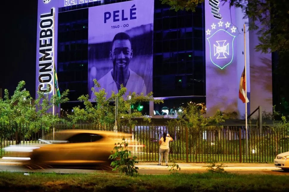 HOMENAJE. En la sede de la Conmebol, ubicada en Luque a pocos kilómetros de Asunción, colocaron una imagen gigante de “O Rei”. fotos reuters