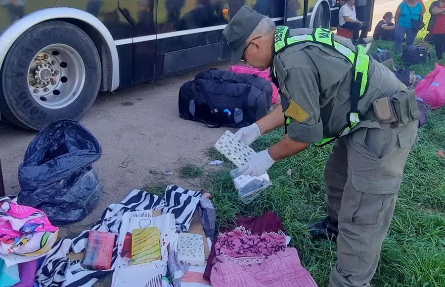 GENDARME revisa el colectivo, que procedía de Salta. 
