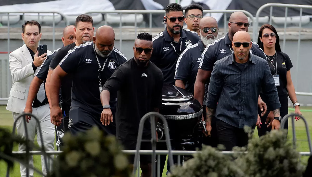 EN EL ESTADIO. Los restos de Pelé serán velados en Vila Belmiro, sobre el césped desde donde hizo delirar al mundo.