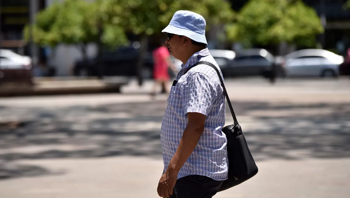 PESADO. El calor aumentará levemente durante la semana, pero se mantendrá por encima de los 30 °C de máxima.