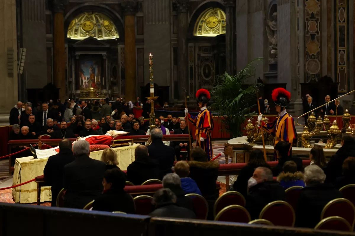 Unos 50.000 fieles visitaron la capilla ardiente para despedir a Benedicto XVI