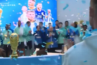 Aplausos, papeles picados y Copa del Mundo: así recibieron a Alexis Mac Allister en Inglaterra