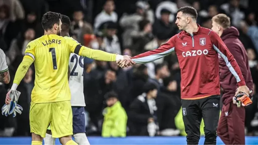 El frío saludo entre Martínez y Lloris.