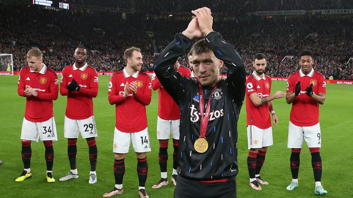 Banderas argentinas y ovación en Old Trafford para felicitar a Lisandro Martínez