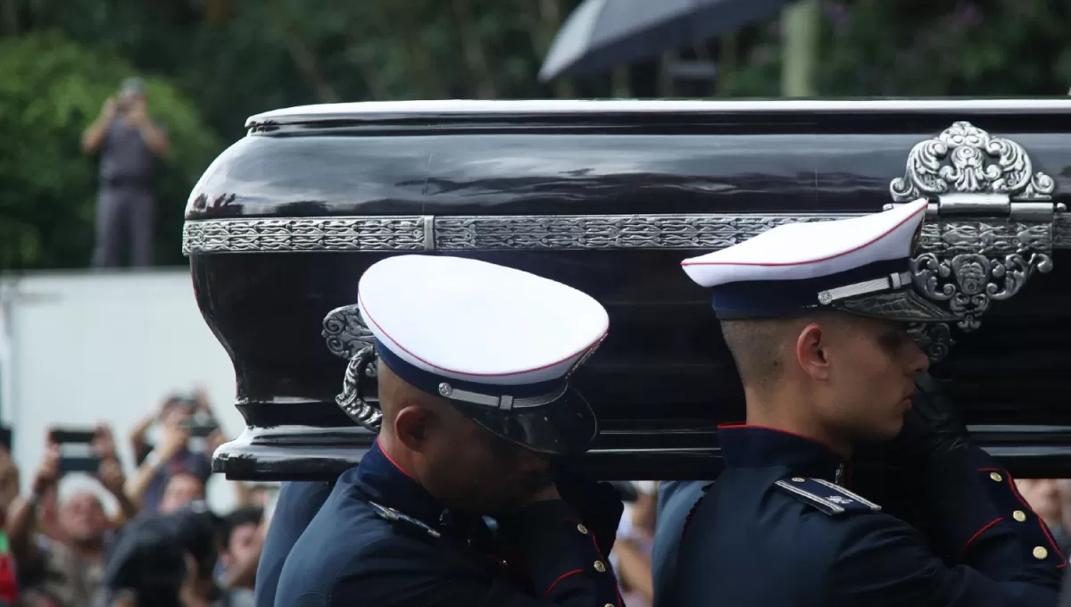 EN SANTOS. Los restos de Pelé fueron inhumados hoy, después de 24 horas de funeral en el estadio de Santos. 