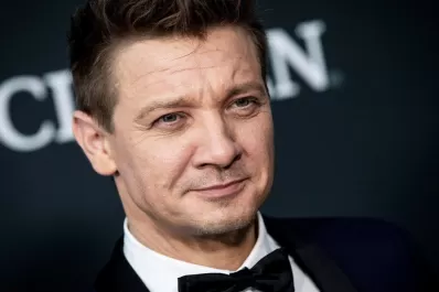 Luego de una cirugía, Jeremy Renner permanece en estado crítico pero estable