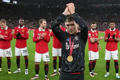 Banderas argentinas y ovación en Old Trafford para felicitar a Lisandro Martínez