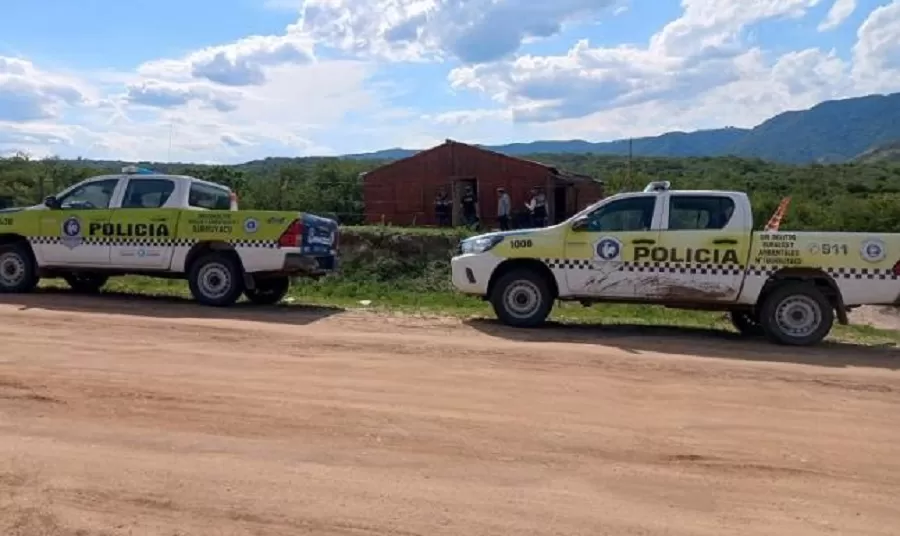 POLICÍAS ALLANAN UNA VIVIENDA. 