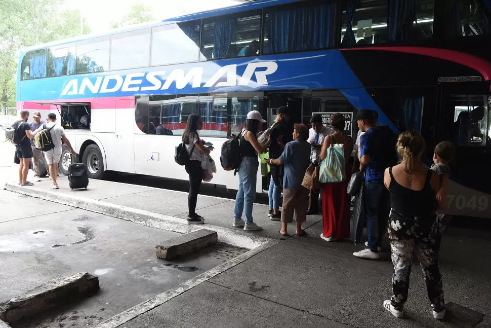 A PUNTO DE PARTIR. Un grupo de pasajeros asciende al colectivo rumbo a Chaco. la gaceta / Fotos de José Nuno