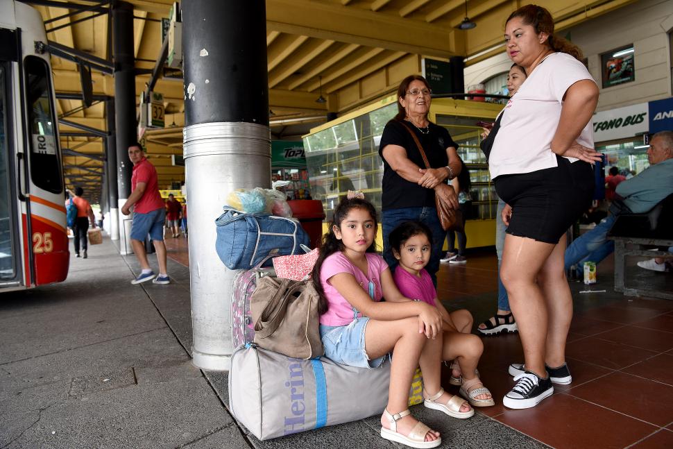 DE VISITA AL JARDÍN DE SALTA. Rosa Mamaní  va con su hija y sus nietas a encontrarse con sus familiares en Salta.