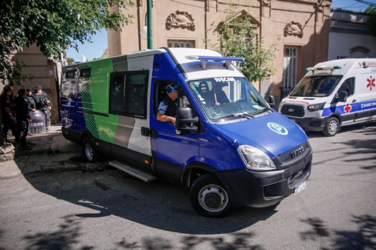 TRASLADO Y CUSTODIA. Así llegaban los acusados al juicio, acompañados por personal del Servicio Penitenciario y de otras divisiones policiales.