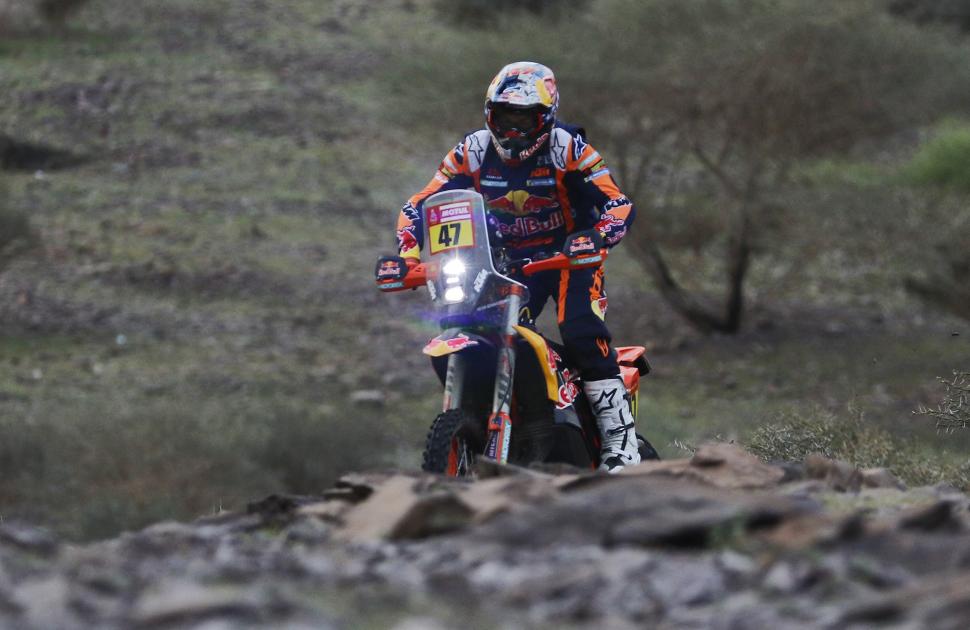 APARECIÓ EL PRÍNCIPE. Nasser Al Attiyah pisó a fondo en el segundo especial y le mete presión al líder Carlos Sainz. 