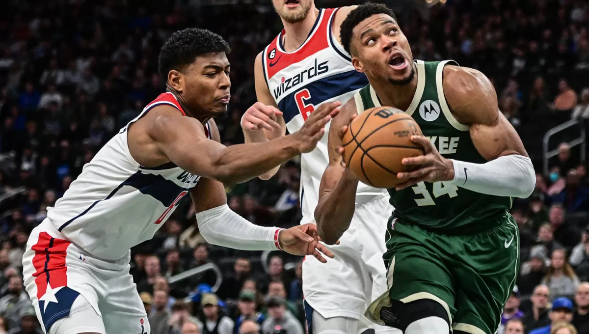 IMPARABLE. Antetokoumpo fue la máxima figura en la victoria de Bucks, que quebró una racha de cinco juegos sin derrotas para Wizards.