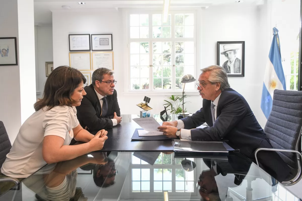 Alberto Fernández, reunido con los diputados que impulsarán la iniciativa. 