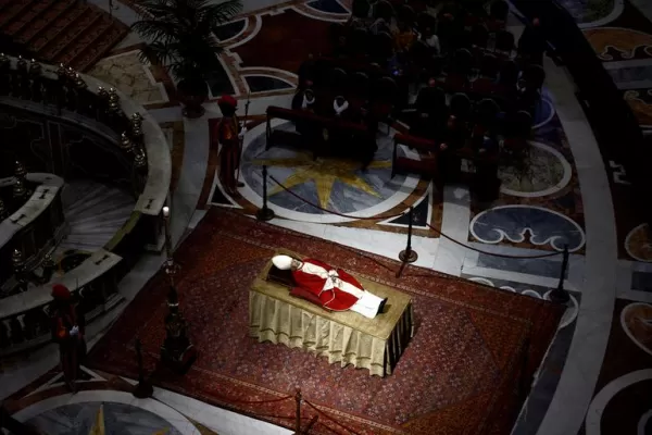 El funeral de Benedicto XVI será similar al de los papas en ejercicio