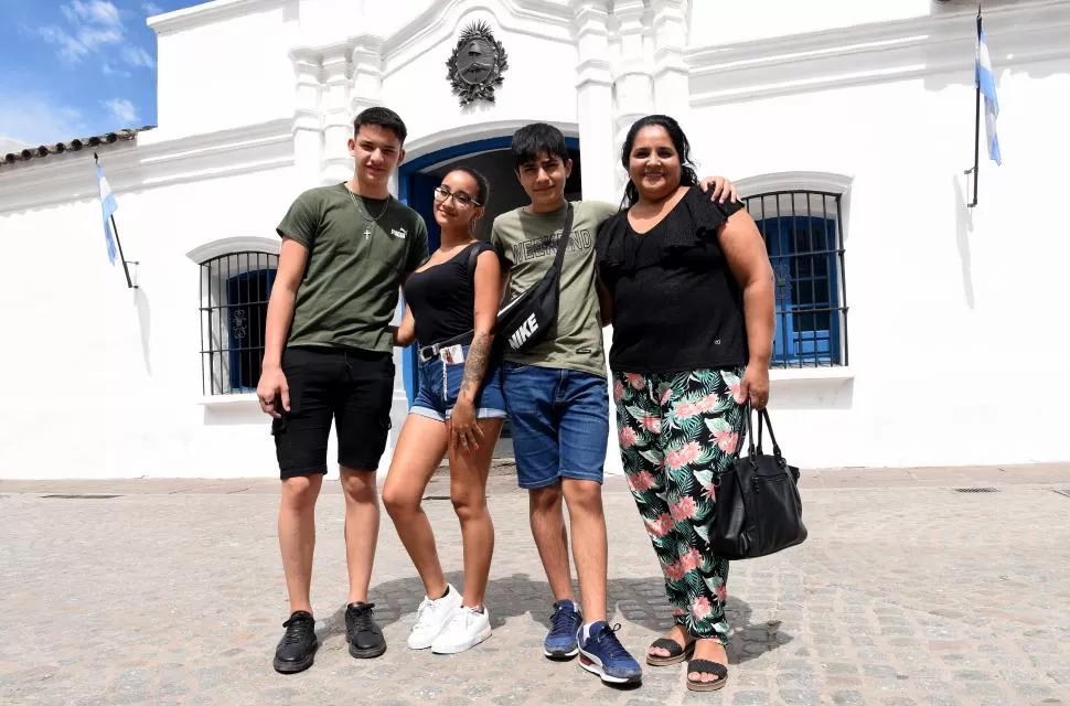 DESDE BUENOS AIRES. Fabiana Lorca posa junto a su familia, integrada por Milagros, Simón y Facundo, en las puertas de la Casa Histórica. LA GACETA / FOTOS DE JOSÉ NUNO    