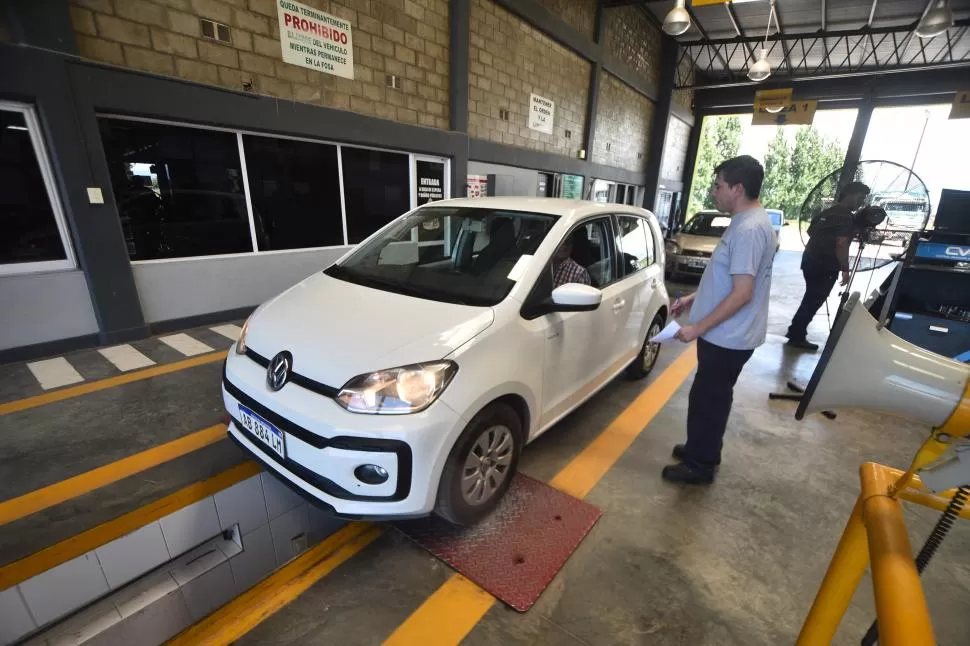 POR ARRIBA, POR ABAJO Y POR EL COSTADO. En los centros dedicados a la Verificación Técnica Vehicular se hacen controles completos y exhaustivos a los rodados. LA GACETA / FOTOs DE Osvaldo Ripoll