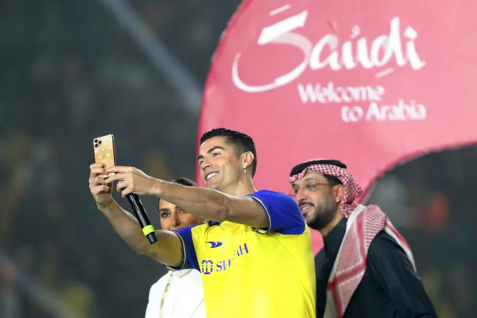 UNA NUEVA ETAPA. Cristiano Ronaldo fue presentado en el Mrsool Park, el estadio de Al Nassr, club en el que jugará los próximos dos años. 