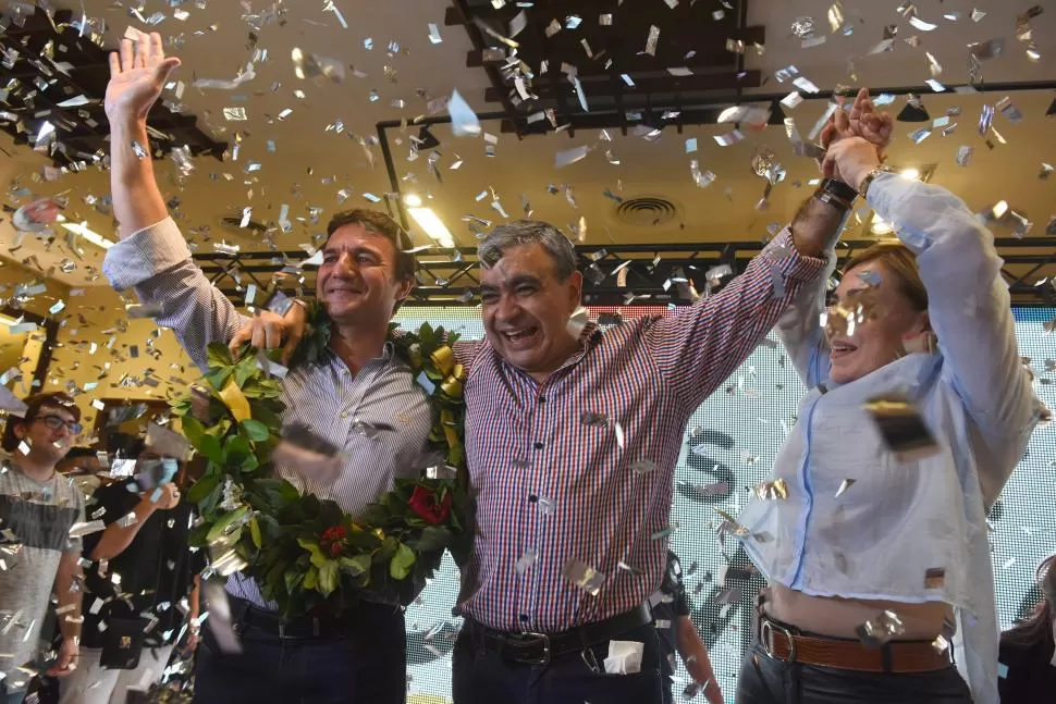 ACTUALMENTE DISTANCIADOS. Sánchez y Alfaro, durante los festejos en el búnker de JxC en 2021.  