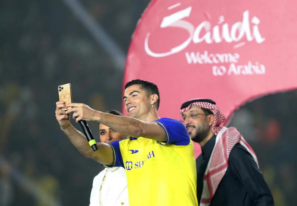 UNA NUEVA ETAPA. Cristiano Ronaldo fue presentado en el Mrsool Park, el estadio de Al Nassr, club en el que jugará los próximos dos años. 