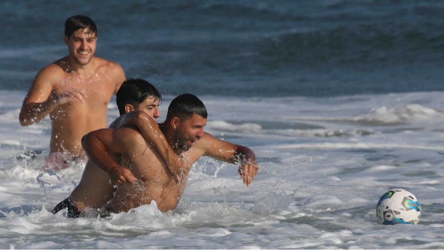 Padre e hijo disfrutando el mar