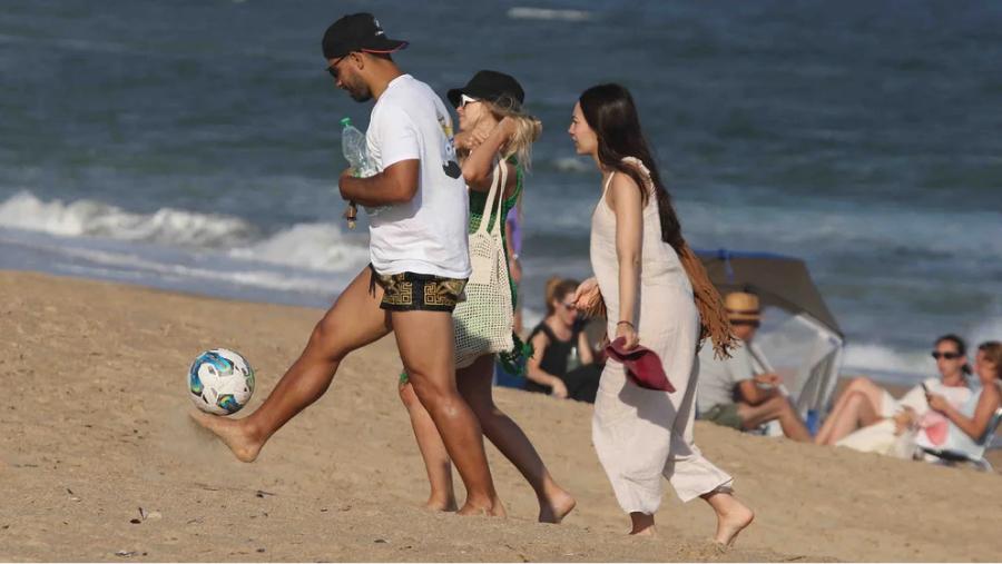 La pelota no pudo faltar y un picadito tampoco.