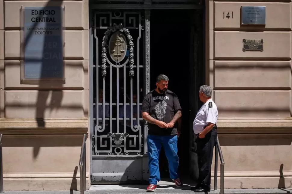 “NO PUDE SOLO”. Claudio Muñoz, encargado de la seguridad del boliche Le Brique contó que necesitó ayuda para reducir a Máximo Thomsen.  