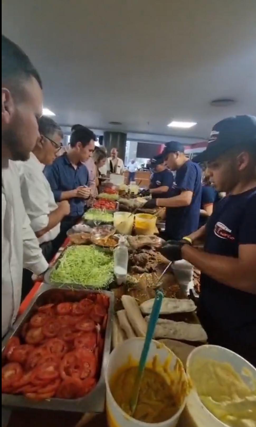 A GUSTO. Los empleados pudieron elegir cómo querían su sánguche. capturas de video