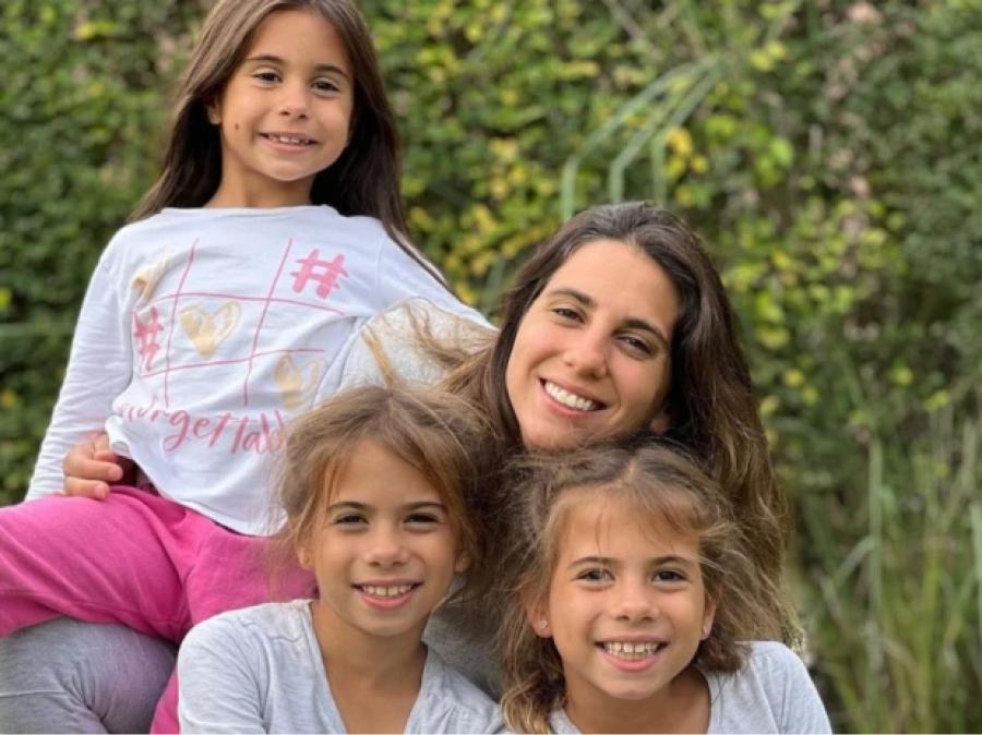 Cinthia Fernández junto a Charis, Bella y Francesca.