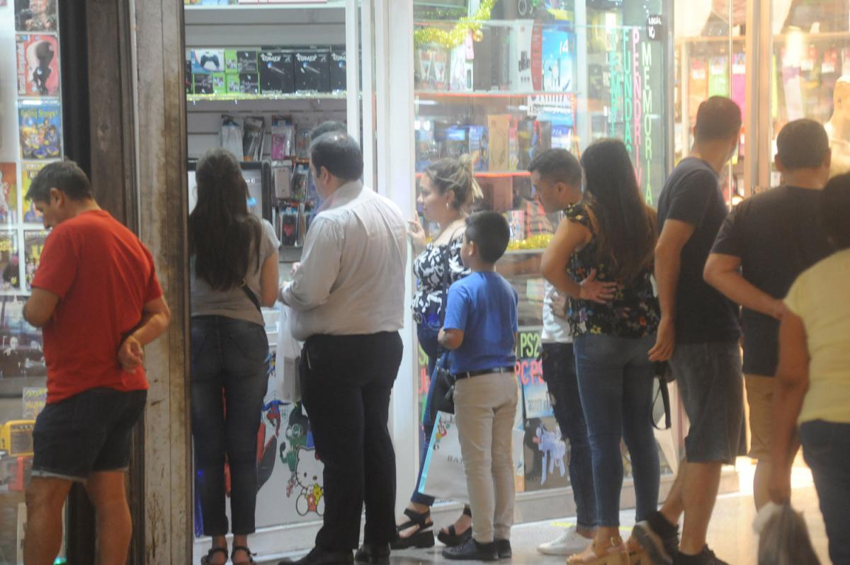 COMPRAS DE ÚLTIMO MINUTO. Las jugueterías trabajaron ayer en horario corrido y con buen ritmo. 