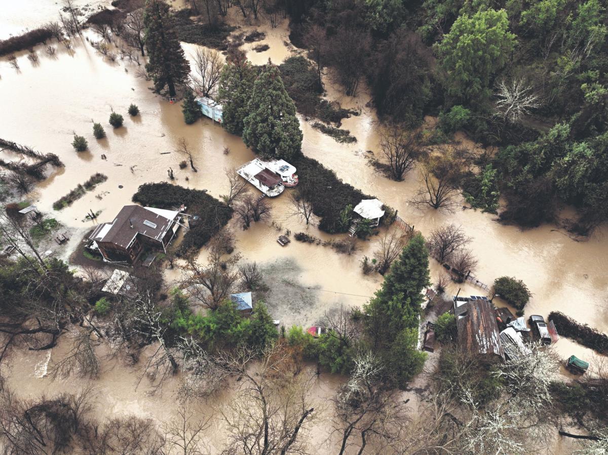 Diluvio al Norte de California, propiedades y caminos  inundados.