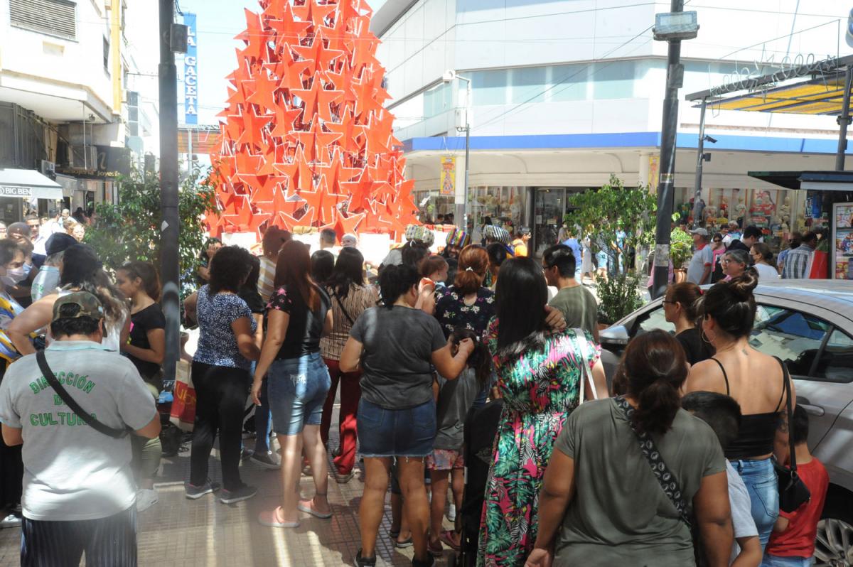 HACIENDO COLA. Mucha gente quería ver a los personajes. 