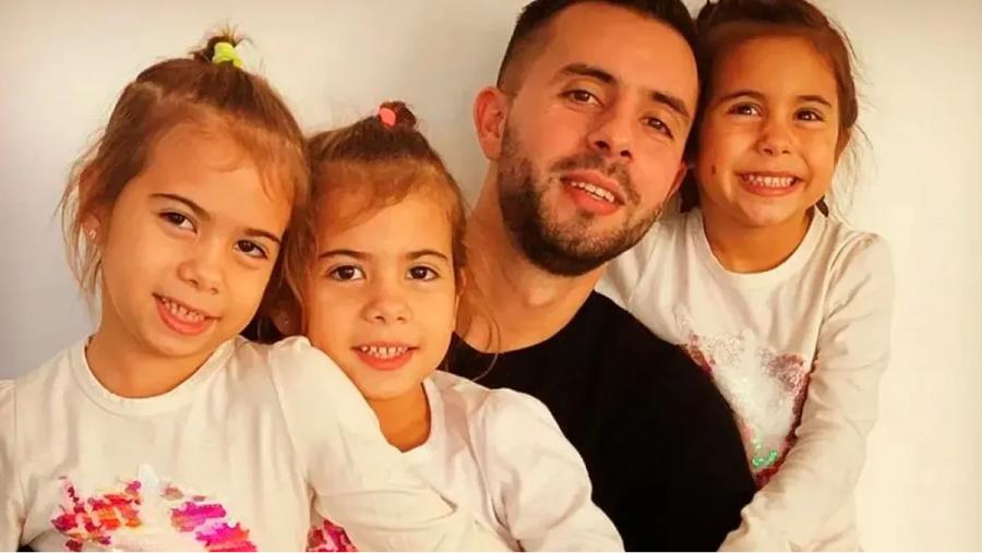 Matías Defederico junto a sus tres hijas.