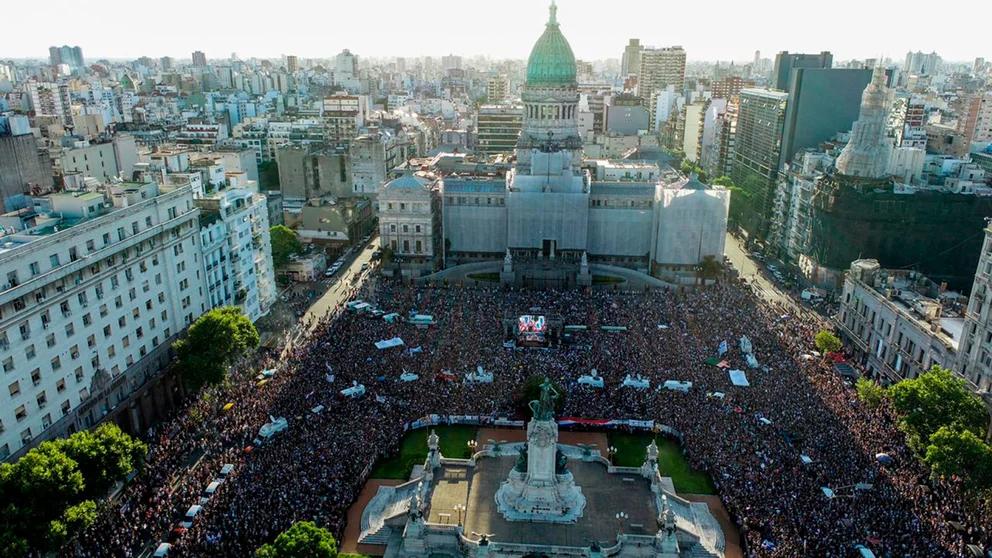 Miles de personas pidiendo Justicia por Fernando a un mes de su muerte en 2020.