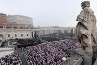 Un funeral histórico en el cual miles de fieles clamaron “¡Santo Súbito!”