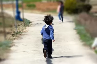 Es oficial el acceso a la AUH para chicos sin cuidados parentales: de qué se trata