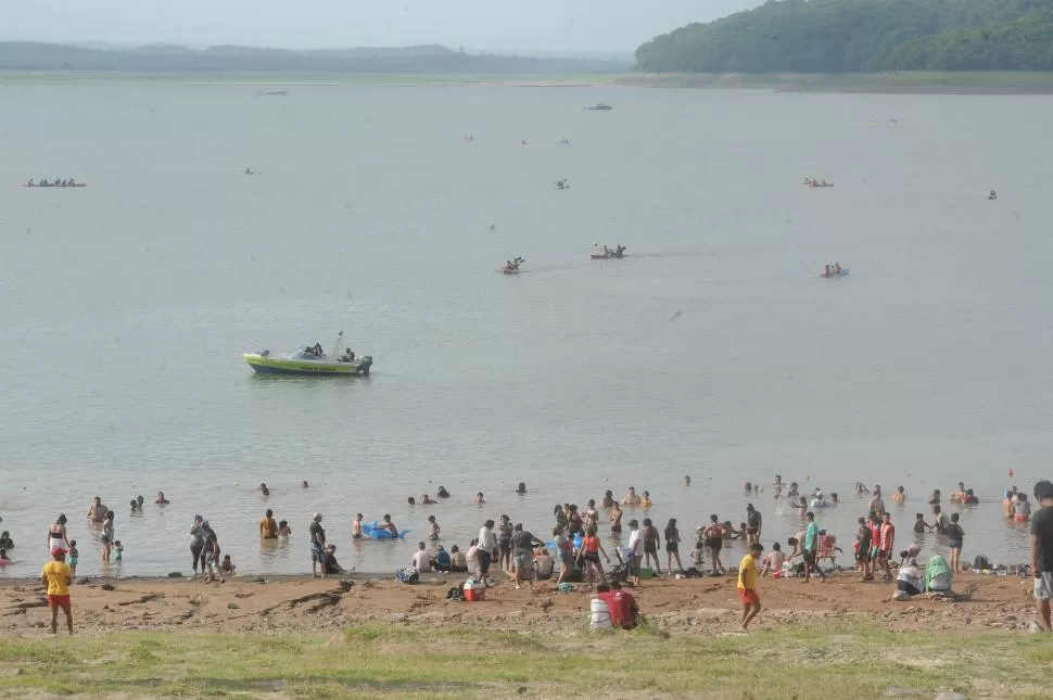 CONCURRIDO. Las aguas de El Cadillal son muy buscadas por los tucumanos para pelearle al tórrido verano. la gaceta / foto de antonio ferroni