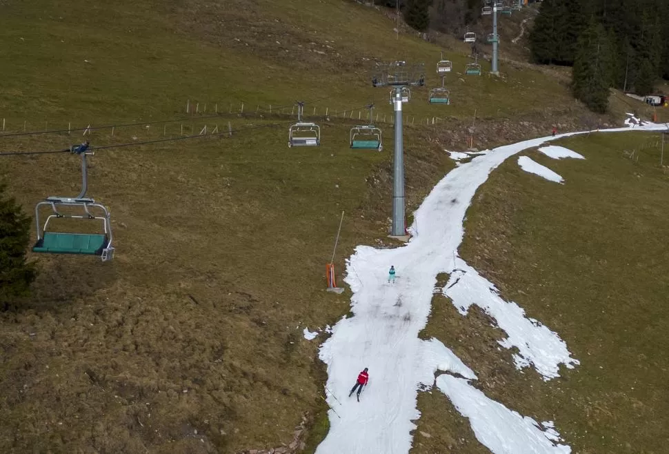 Las pistas de esquí en Suiza se encuentran con nieve artificial por las altas temperaturas que oscilan entre 20.9° grados centígrados. fotos reuters