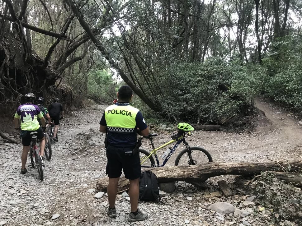 PREVENCIÓN. Efectivos policiales y de la Guardia Urbana de Yerba Buena se ubican en tramos estratégicos de algunos senderos. la gaceta / foto de diego araoz