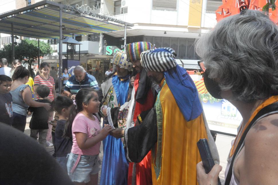 LA ILUSIÓN EN EL ROSTRO. Una niña de las tantas que escribió su cartita con pedidos.  