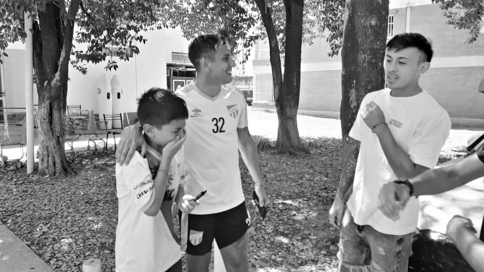 ÍDOLO. Morena, Agustín y “Pulguita” posan en la vereda del estadio José Fierro. 