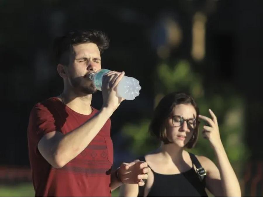 Médicos recomiendan a la población beber mucha agua.