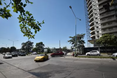 Giro en U en avenida Belgrano al 4.500, una infracción que se volvió moneda corriente