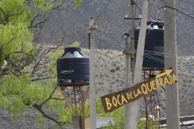 Escasea el agua en El Mollar y, con las lluvias, sale turbia