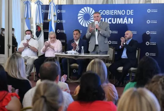 EN EL SALÓN BLANCO. El gobernador destacó el trabajo social que se realiza en los barrios de Tucumán. comunicación pública 