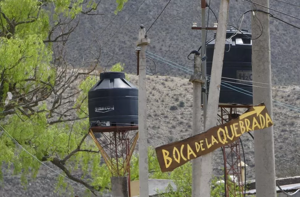 PROBLEMAS. Vecinos dijeron que para beber o cocinar deben sacar agua de vertiente o de caños públicos. la gaceta / foto de Osvaldo Ripoll (archivo)