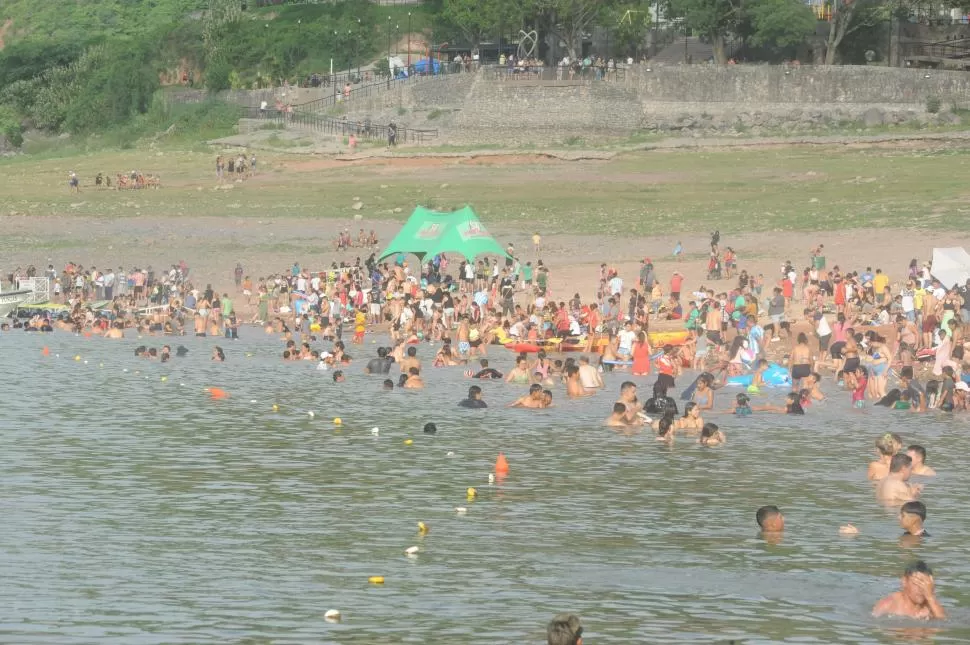 POPULAR. Además de sus funciones productivas, el dique El Cadillal es un destino muy elegido por los tucumanos para combatir el calor del verano la gaceta / foto de antonio ferroni