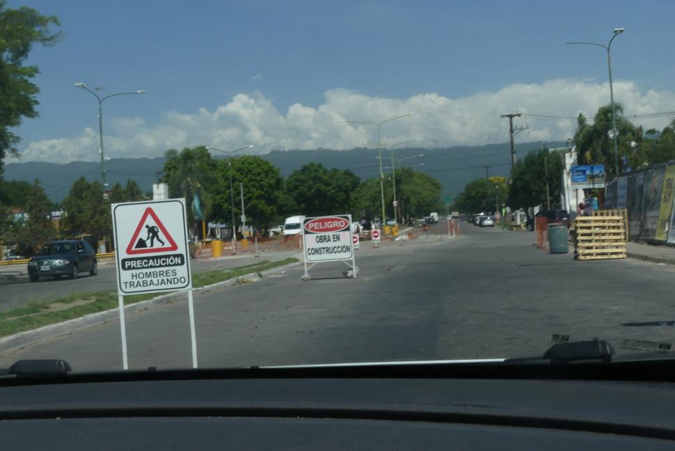 TRABAJANDO. Los obreros continúan con la pavimentación. 