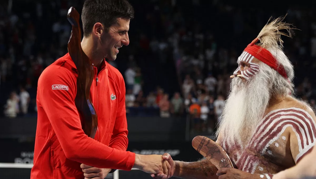 MERECIDO. Djokovic celebra el título en Adelaida, en al antesala al Abierto de Australia.