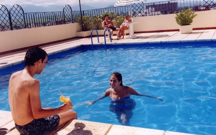 PILETA EN EL PISO 8. Te podés refrescar y tener una vista de la ciudad. 